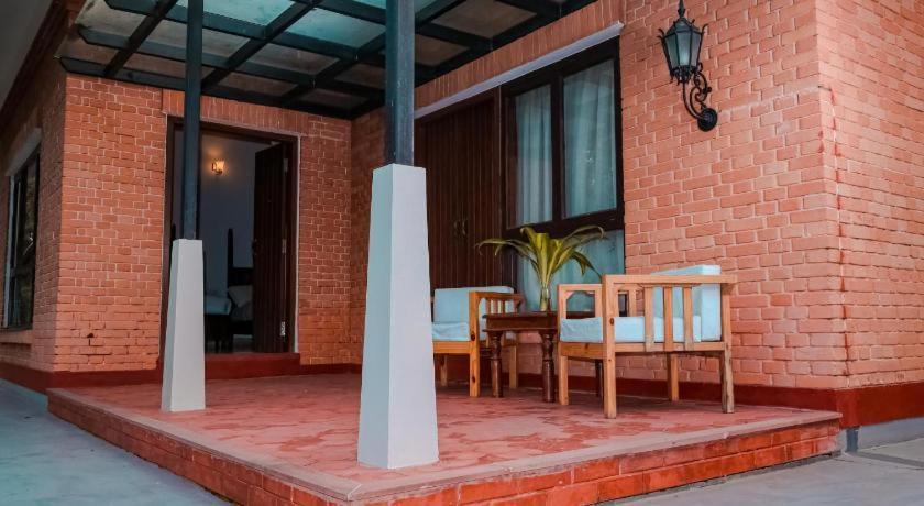 Miraaya Wellness And Golf Resort Читван Екстериор снимка