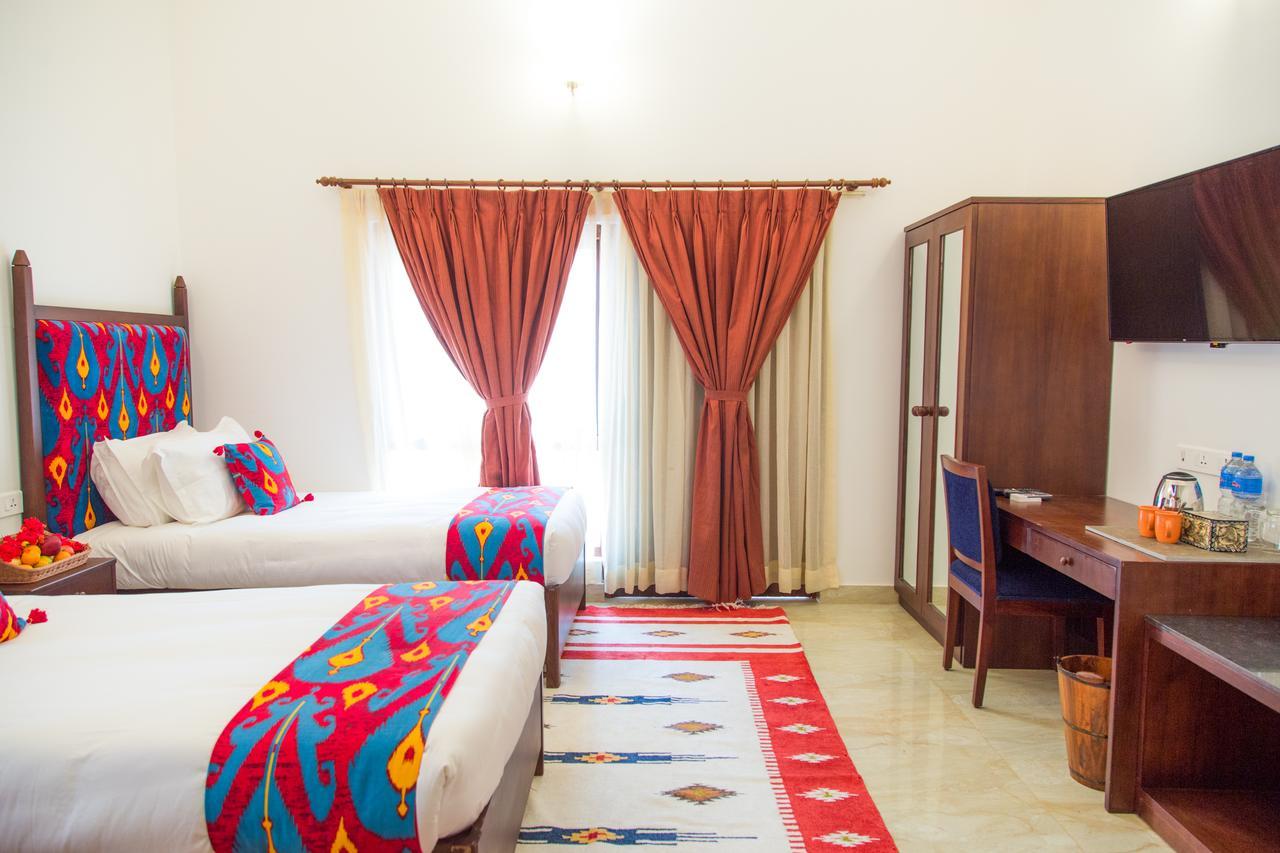 Miraaya Wellness And Golf Resort Читван Екстериор снимка